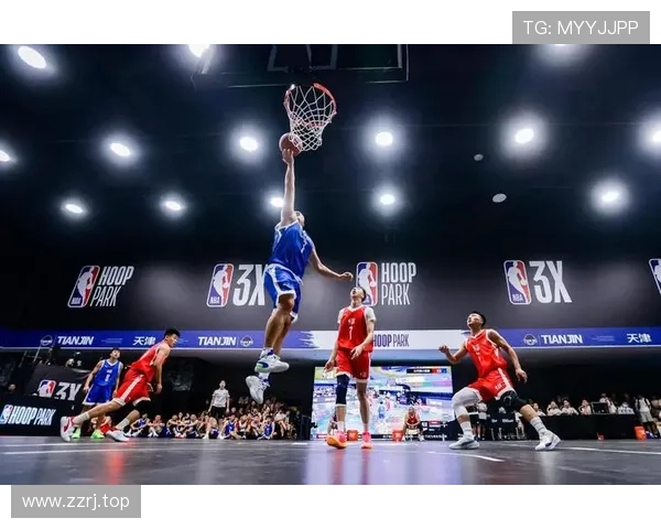 新浪体育NBA焦点：篮球盛宴激战正酣 热血对决引爆全场观众热情